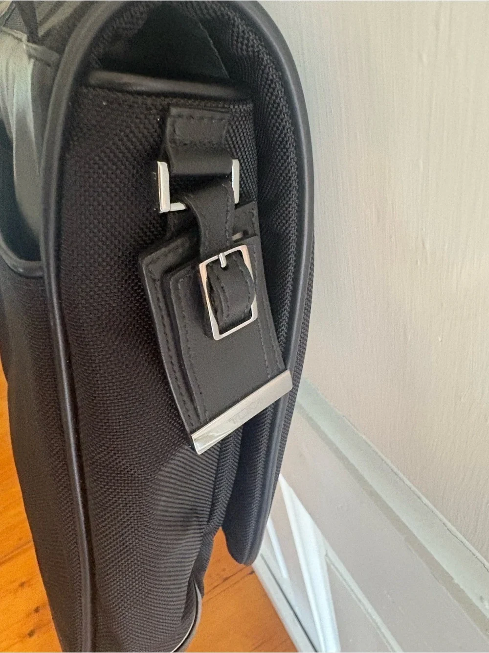 Tumi Alpha 3 LXT Messenger Crossbody Black Nylon & Leather Computer Laptop Bag